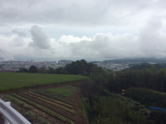 四国中央市の景色...煙突からの白い煙と白い雲