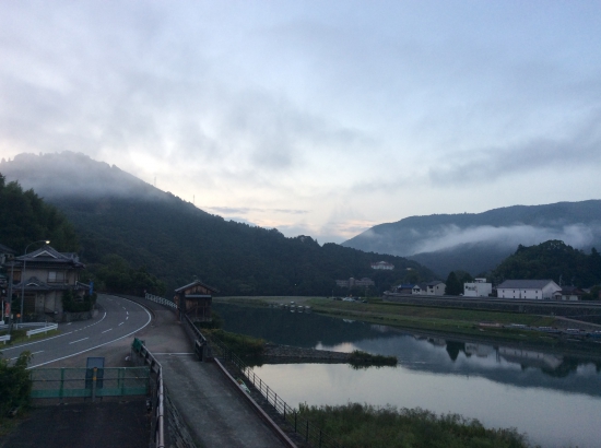 肱川から見る朝靄