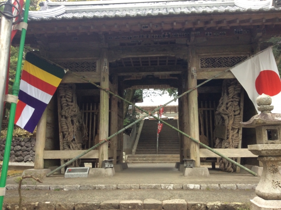 金剛頂寺の仁王門門に竹で??…左の旗は？...正月のなんかと思うのですが？