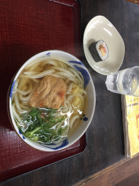 志度寺駅そば、かけうどん200円。私はきつね大盛りと小さめの太巻き、締めて410円。