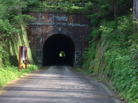 本日３時過ぎの登りの後に隧道(トンネル)が。中は天然クーラーでした。
