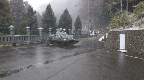 焼山寺駐車場です。白いものは雪です。