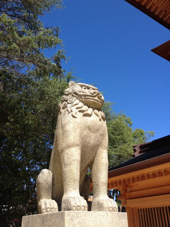 大山祇神社の狛犬。素晴らしく背筋が伸びていて、誇らしげに見える。