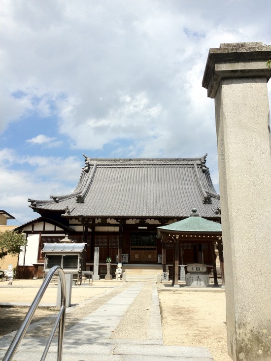 開放感のある境内、左手前にベンチがあります。