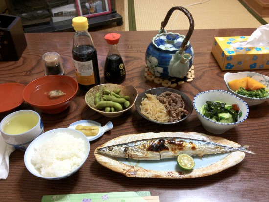 栄家旅館さんの夕食。実家に帰ったような感じで、温かく美味しかった。