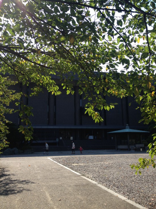 香園寺　広い境内に近代的な建物。