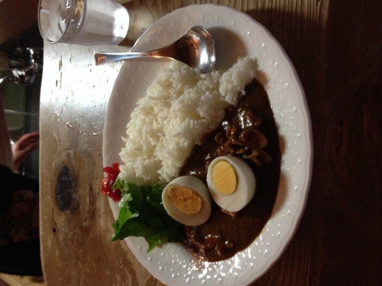 フクナガカフェのカレー。ちょっとピリ辛でお腹の中から温まりました。雨で冷えた身体にありがたいランチです。