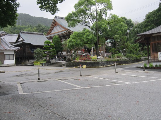 お寺のすぐそばに車止めれます。前回、えらい遠くに止めて歩いた記憶があったので今回は、すぐ側に、止めさせて頂きました。