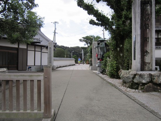 アイスクリーム屋さんの横より。撮影した右側で売ってます。悩みましたが先を急ぎました。