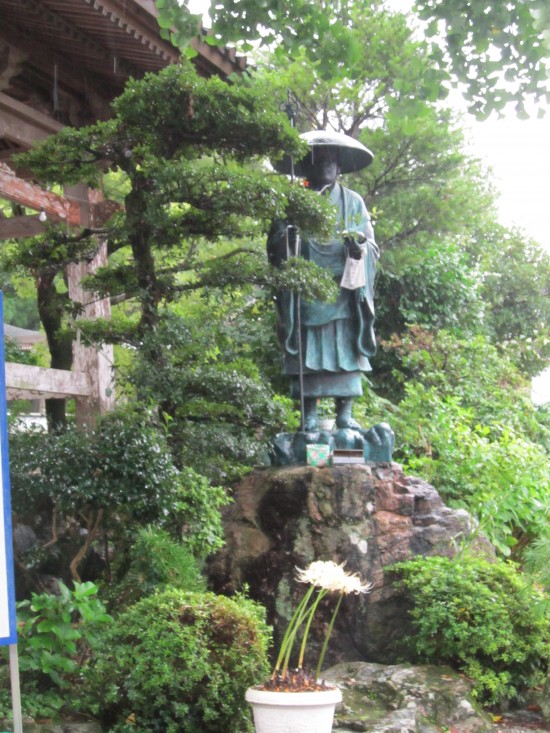 御大師様も雨にうたれてました。