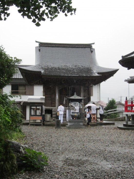 大師堂です。皆さん雨なのに。合掌されてました。当然、私もしましたよ。