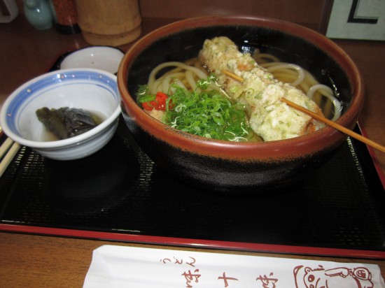 西林寺前のうどん屋で、昼食です。かけうどんに＋てんぷらちくわ。