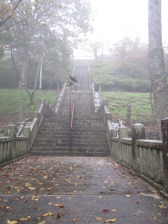 後半です。山門を抜けて、ここに到着するまで大雨にあいながら、しばらく歩いて階段登って、きっとここを登れば到着か？