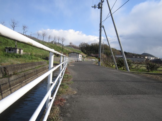 まさか左側に見える道まで、自転車かついで、登る事になるとは、、、この時はまだ知らず