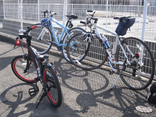 途中のコンビに駐車場で、南光坊で貰ったケーキで昼食。会社の先輩もここで昼食。自転車のスペックが違う。。。この先どんどん離されちゃいました。