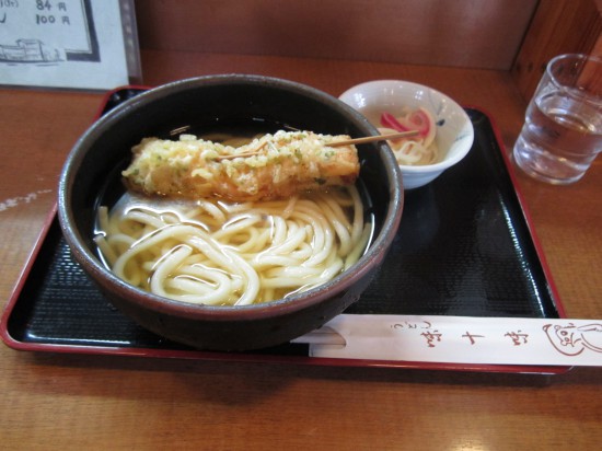 西林寺前のうどん屋で、昼食頂きました。かけうどん￥３９９　２回目でうが、ここのうどんおいしいです。来週、仕事でこな辺来るのでまた食べに来よう