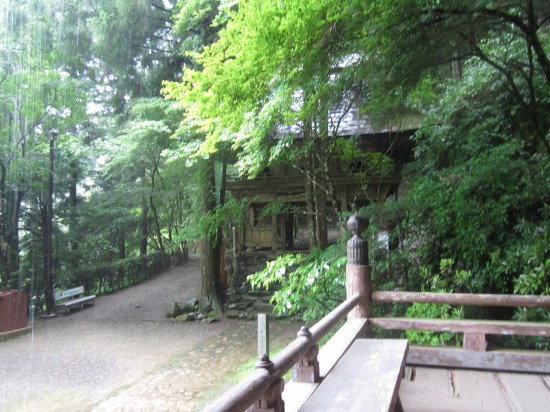 雨が。。菅笠シールドで行きはなんとかしのげましたが、帰りは無理(^^；納経所でカッパ装備させて頂きました。