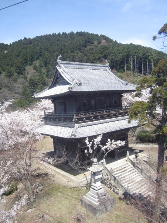 箸蔵寺の山門です。ロープウェイより。前回は雨の中歩いてここで打ち止め。雨と階段で半泣きでした。(^^；