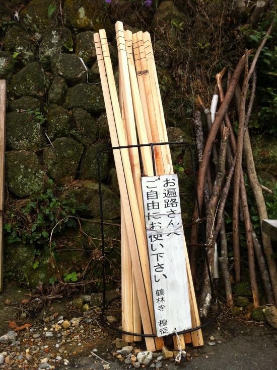 鶴林寺のお遍路道の途中で杖を借りました。