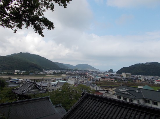 境内からの眺望。遠くには海岸が見え、右手の小山には日和佐城が見える。