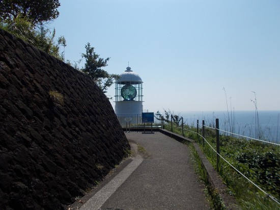 最御崎寺から５分ほどの室戸岬灯台を観光。室戸岬は、明治３２年（1899年）４月１日に完成したものである。改修が重ねられ、現在では、日本一の一等レンズで約４９kmまで光が届くという。