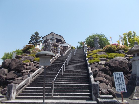 第41番札所龍光寺の参道、111段の階段を上る。111段の階段を上る。111という数は、人間の108 の煩悩に３世（過去、現在、未来）を足した数とされている。