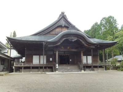 霊宝館前です。　高野山の美術館？と言ったところでしょうか。