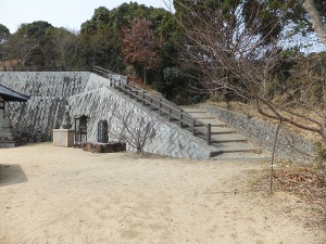 山頂の「奥の院 経ヶ森」へは、ここからです