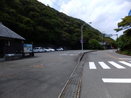 奥の院の目印の駐車場に到着。