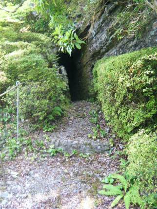 大師堂脇から、狭い石の階段を登って、建治瀧門窟に。　中を覗くと・・・ひんやりとして、天然のクーラー。