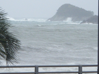 宍喰温泉前・・・・・みるみるうちに波は高くなり、突風も。　この時点の台風はまだまだ序の口でした。