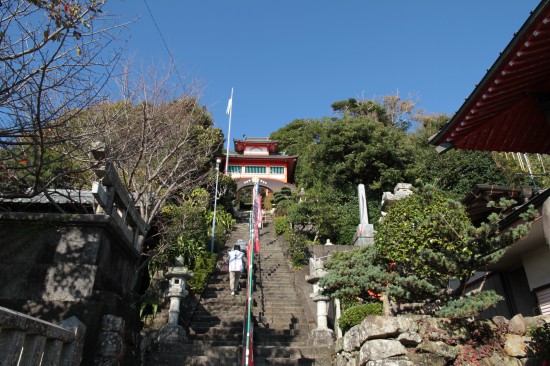 津照寺の本堂までの階段　見て判るように非常に急です！
