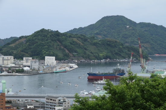 お城から見た宇和島湾　ヨットが沖に進んでいきます