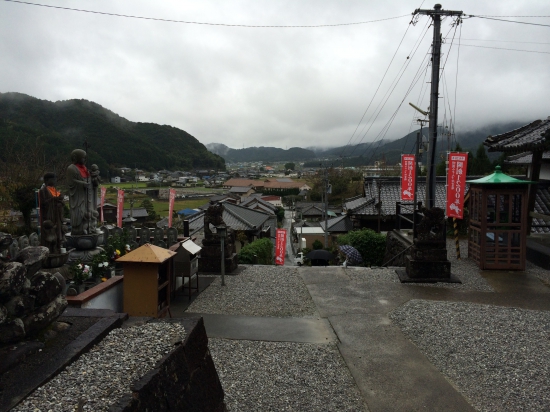 龍光寺の境内から三間平野を…雨が降っていて三間町内も低い雲で覆われています。夏に同じ場所で撮ったなぁって思い出しました。 