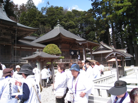 焼山寺　大師堂（本堂と大師堂が横に並んでいました）凄い天気が良いのが分かります。