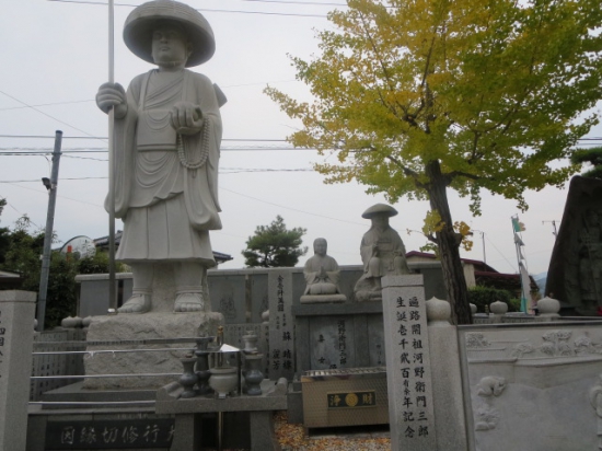 弘法大師像と衛門三郎夫妻の像