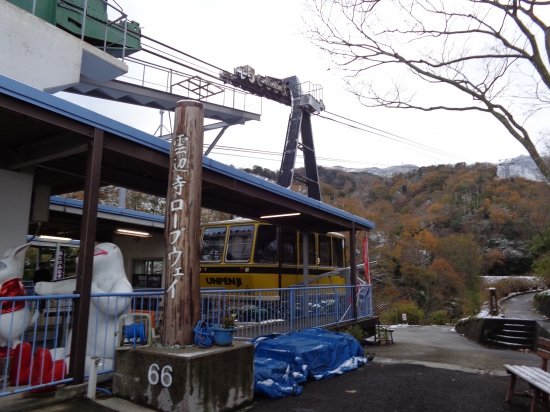 ロープウェイ乗り場ではうっすらの雪だったのが