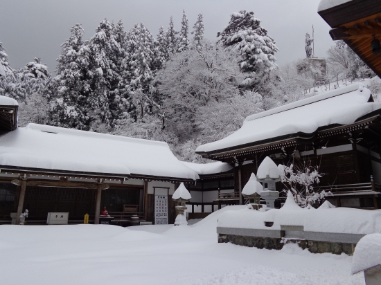 ロープウェイを降りたら積雪50センチ、気温はマイナス4度でした。