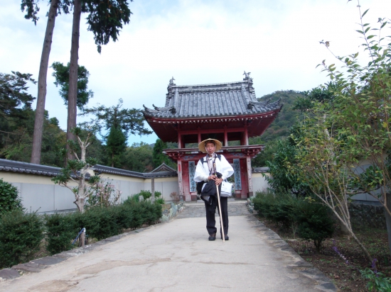 大日寺の仁王門前