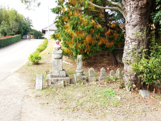 この石像群から奥へ進み左に曲がると地蔵寺へ着きますが？