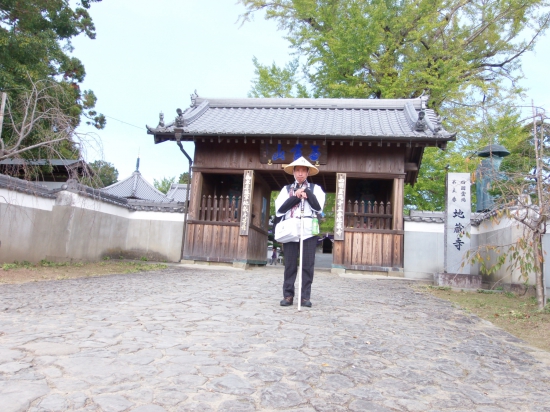 地蔵寺の仁王門前にて