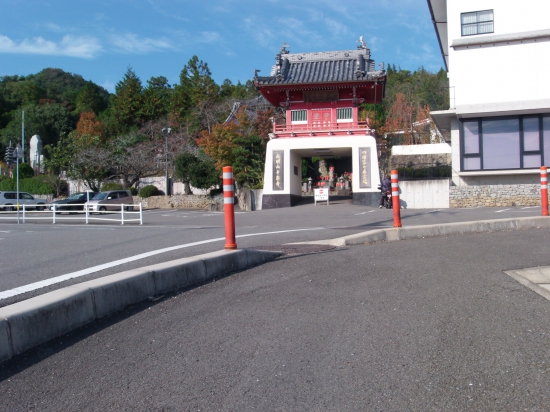 十楽寺山門は綺麗なまるで竜宮城のようです。