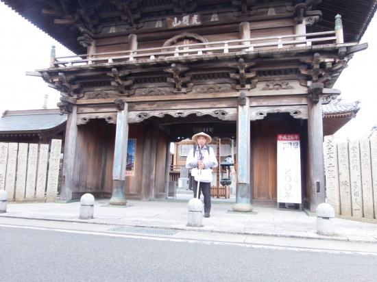 16番国分寺道路をまたいで写しました。