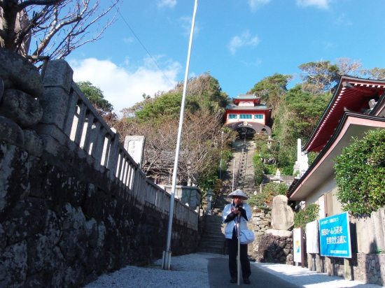 25番霊場津照寺の参道前