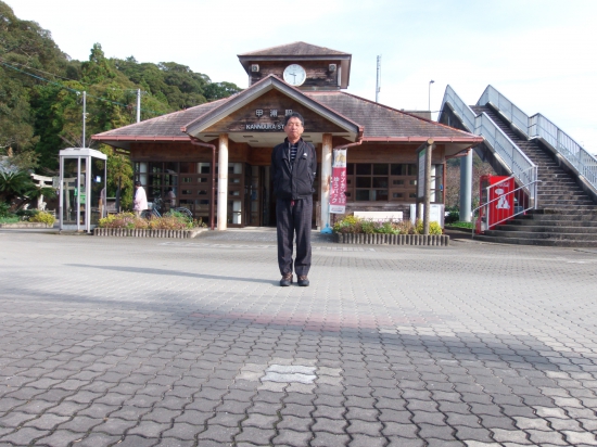 右の階段の上が甲浦駅、後ろの建物の横に室戸岬方面「安芸」行きバスが着きます、