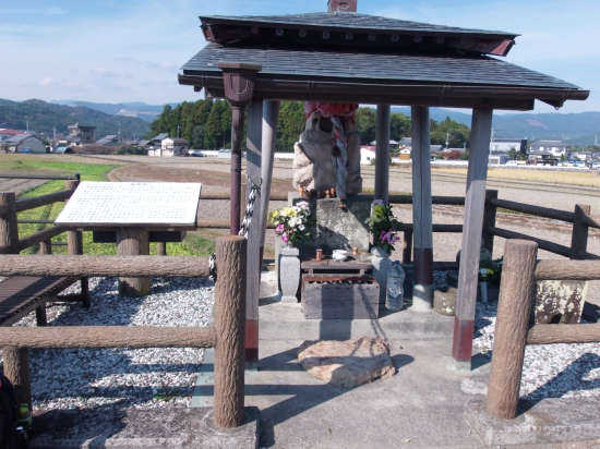 この社の後ろの森が29番国分寺、ここで竜馬空港に降りる飛行機を見ながら地元のおじさんと立ち話をしたらお接待のお茶を貰いました。