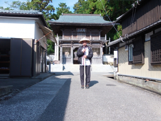 29番霊場国分寺の山門前