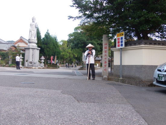 30番霊場善楽寺団体さんで混んでいます、山門は土佐神社の山門