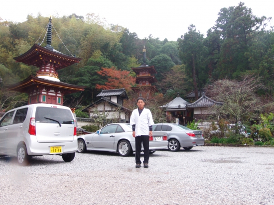 36番青龍寺の駐車場にて私の横の軽自動車は高知市内で借りたレンタカー、雨は小降りになっています。