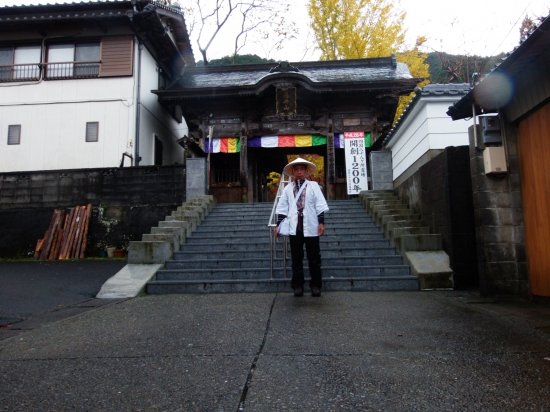 37番霊場岩本寺の山門前。